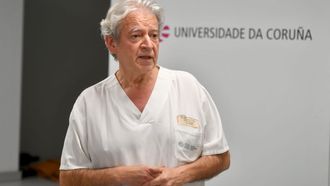 Javier de Toro, jefe de Reumatolog�a del Chuac, durante la presentaci�n de la nueva unidad docente, de la que es coordinador, y que se encargar� de implantar los �ltimos cursos del grado en Medicina.