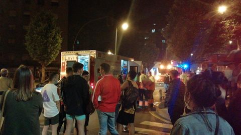 Vecinos desalojados del bloque La Estrella, en Gij�n, por un incendio