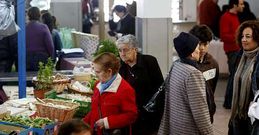 La feria, que se celebraba habitualmente en la plaza y su entorno, desapareci� con las obras del mercado.
