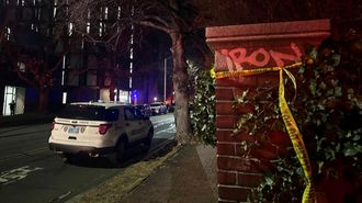 Un coche de la polica, entrando en el campus de la Universidad de Brown