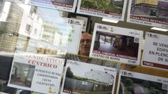Ces�reo Boubeta, responsable de la inmobiliaria Portela, de Mar�n, entre las ofertas de su escaparate
