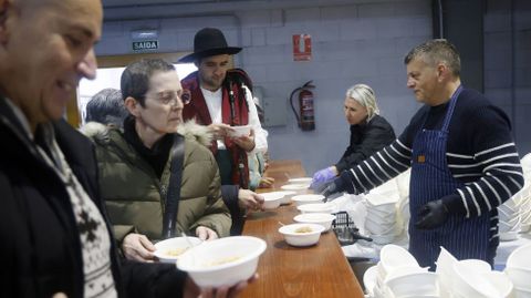 Francisco Rivera, de Ctering Ferrolterra, durante el reparto de las raciones.