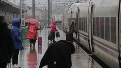 Viajeros a punto de subir al tren Alvia que sala este jueves de Monforte hacia Barcelona poco despus de las diez de la maana
