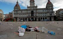 La plaza de Mar�a Pita ten�a ayer numerosa basura esparcida por toda su superficie.