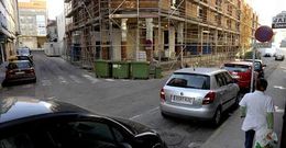 El aparcamiento en bater�a estar� pegado a la plaza y tendr� capacidad para 15 veh�culos.