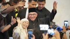 Anwar Ibrahim, junto a su mujer, Wan Azizah Wan Ismail