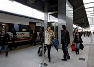 Llegada de viajeros en el tren Avant a Ourense procedentes de Santiago de Compostela.