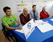 Riob� (centro) estuvo acompa�ado por la directiva del club.
