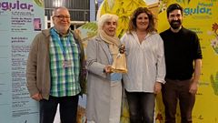 La alcaldesa de Nar�n y representantes del Padroado da Cultura entregaron un obsequio a Anabel Alonso.