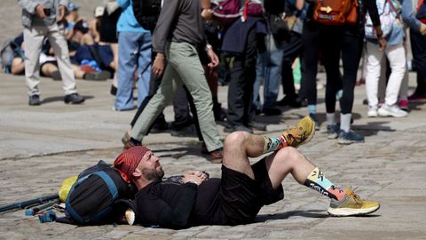 Turistas en la Praza do Obradoiro de Santiago disfrutan del buen tiempo de este viernes.