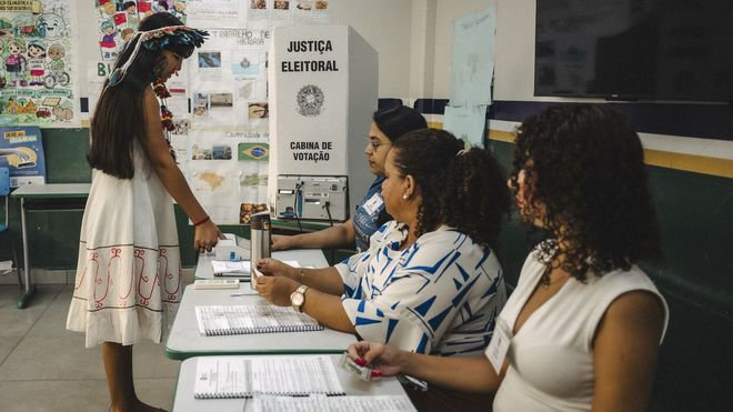 Una joven emite su voto, en la localidad de Manaos, para las elecciones generales con las que Brasil elige presidente. 