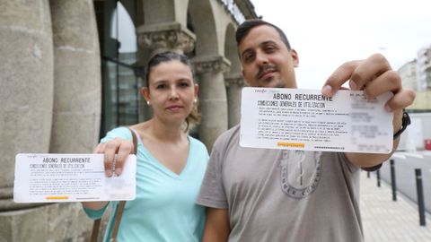 Dos usuarios muestran los antiguos abonos gratuitos