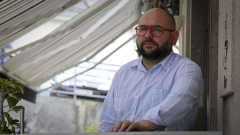 El propietario de A Casa do Cura de O Burgo, Rubén Naveira, tiene 44 años un hijo de 10 y es natural de Oza-Cesuras