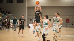 Pablo Fern�ndez, armando un tiro en el partido de liga contra el B�sket Xiria de la primera vuelta
