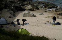 Campistas recogen sus pertenencias ante la presencia de la Guardia Civil y la Polic�a Local. 
