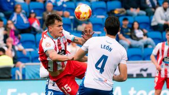 Nico Reniero trata de rematar de cabeza ante la oposici&oacute;n del central del Tenerife Jos&eacute; Le&oacute;n.