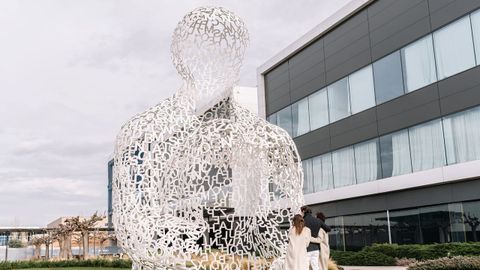 Los hijos de Isak Andic, abrazados, le rinden homenaje un a�os despu�s de su muerte