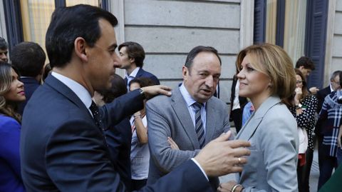 La secretaria general del PP, Mar�a Dolores Cospedal conversa con el vicesecretario de Organizaci�n y Electoral del PP, Fernando Mart�nez-Maillo y el presidente del PP en La Rioja, Pedro Mar�a Sanz