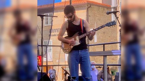Ant�n disfrutando de una de sus aficiones, tocar la guitarra