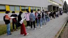 Alumnos a punto de entrar en la selectividad en la escuela de Caminos de A Coru�a en junio del 2021