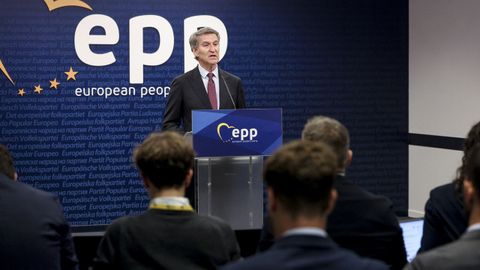 El presidente del PP, Alberto N��ez Feijoo durante la rueda de prensa tras participar en la cumbre del Partido Popular Europeo celebrada este jueves en Bruselas
