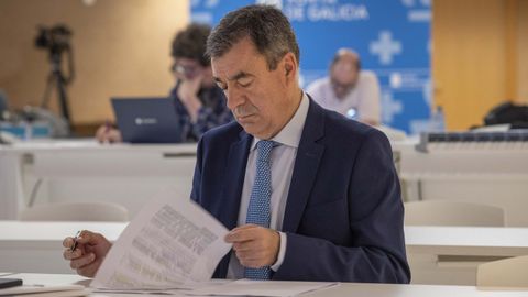 El conselleiro de Educaci�n, Rom�n Rodr�guez, repasando unos documentos tras un Consello de la Xunta, en una imagen de archivo.