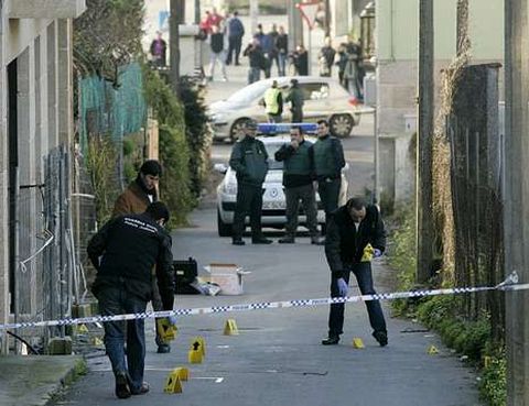 La Polic�a Judicial recoge pruebas en el lugar donde muri� tiroteado Mois�s Gonz�lez, en Moa�a.