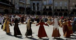 El grupo de baile Donas e Cabaleiros ofrece dos actuaciones durante la jornada festiva.