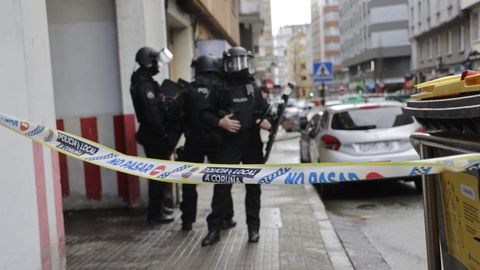 Despliegue policial en el Agra do Orz�n por un hombre atrincherado que realiz� disparos contra el edificio de enfrente