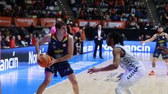 Guillem Jou, del Leyma B�squet Coru�a, protege el bal�n ante un rival del Zamora.