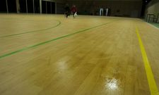 La humedad se cuela por la pista pese a que se pasa continuamente la mopa. 