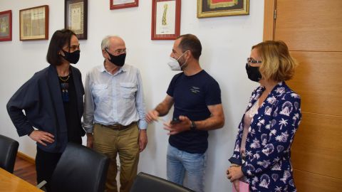 Susana Mart�nez y Pedro Mart�nez, gerentes de Maderas Siero, junto con el alcalde de Siero, �ngel Garc�a, y la concejala de Urbanismo, Susana Madera