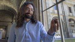 El investigador Diego Lombao, en la Facultade Historia.��Lo m�o son las herramientas l�ticas, de piedra�,�se�ala
