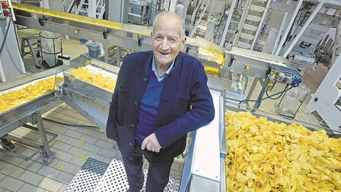 César Bonilla fotografiado ayer en la fábrica de Patatas Bonilla en Sabón (Arteixo)