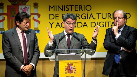 El ministro de Energ�a �lvaro Nadal (c), acompa�ado por el presidente de Castilla y Le�n Juan Vicente Herrera (d) y el presidente de Asturias Javier Fern�ndez (i), durante la rueda de prensa tras la reuni�n mantenida con el presidente de Iberdrola Ignacio S�nchez Gal�n para analizar la petici�n de la compa��a de cerrar las centrales t�rmicas de Lada y Velilla, esta tarde en el ministerio de Energ�a, en Madrid. 
