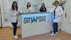 Completo equipo multidisciplinar. Na s� de Sinapsis, de esquerda a dereita, Carmen Mar�n e Ana Tores, logopedas; Elena Gonz�lez fisioterapeuta e Alicia Lage Neira, psic�loga e neuropsic�loga cl�nica. Adem�is, o centro conta en calidade de asesor cl�nico con Javier Tirapu Ustarroz, que ten impartido m�is de 500 charlas sobre neurociencia e foi Premio Nacional de Neurociencia Cl�nica 2012