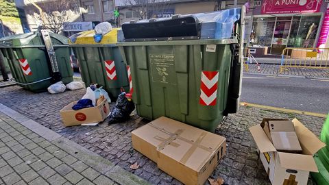 Contenedores de basura, en una calle de Pontevedra, en una imagen de archivo