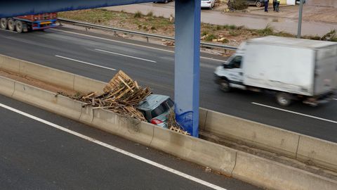 Un vehículo en la mediana de la A-3 tras el paso de la dana