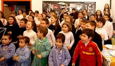 Alumnos del colegio de Vilarmide, durante el acto celebrado el jueves, con el puzle del �Guernica� detr�s.