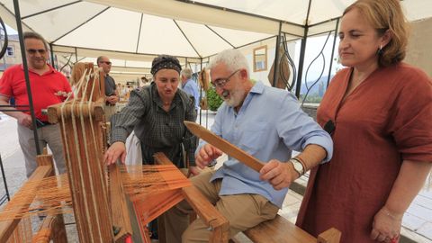 El pregonero, Manuel F. Rodrguez, junto a la alcaldesa Olga Iglesias probando el telar