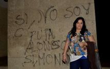 Andrea, delante de una de las pintadas insultantes en la calle Concordia de Cee.