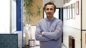 Fausto Varela es el director del colegio pluriling�e Alca, situado en Bidu�do de Arriba