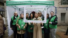 Olga Moj�n, con trabajadoras y voluntarias de la AECC en la mesa instalada en el Paseo.