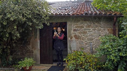 Imagen de archivo de una mujer intentando conseguir cobertura para su tel&eacute;fono m&oacute;vil