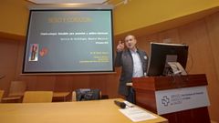 El doctor Manuel Varela, este mi�rcoles, durante su charla �Sexo y coraz�n� en el sal�n de actos del Hospital Montecelo, en Pontevedra