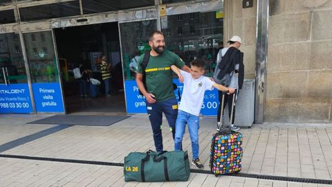 El bombero forestal Víctor Pérez García, de la BRIF de Laza, con su hijo antes de salir en tren desde Ourense para viajar a Canadá como voluntario.