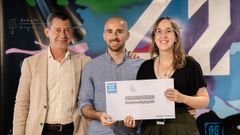 Nicol�s Oriol (izq.), secretario general y director de Regulaci�n de Telef�nica Espa�a, entrega el premio a Mar�a Cabrero y Jes�s Valverde.