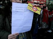 Muchos de los menores llevaban una autorizaci�n de sus padres para entrar en los locales.