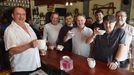 El due�o de A Catedral, Jes�s Pena, sirviendo tazas a los clientes del establecimiento.