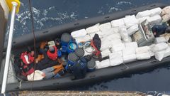 Padre e hijo con 6.000 kilos. José Manuel Costa Rial y su hijo cayeron en aguas africanas con dos meses de diferencia; el primero, con 690 kilos de cocaína; su hijo, José Manuel, cayó a manos de Vigilancia Aduanera con otros 4.350 kilos (imagen) tras 48 horas de persecución por mar y aire en latitudes cercanas.